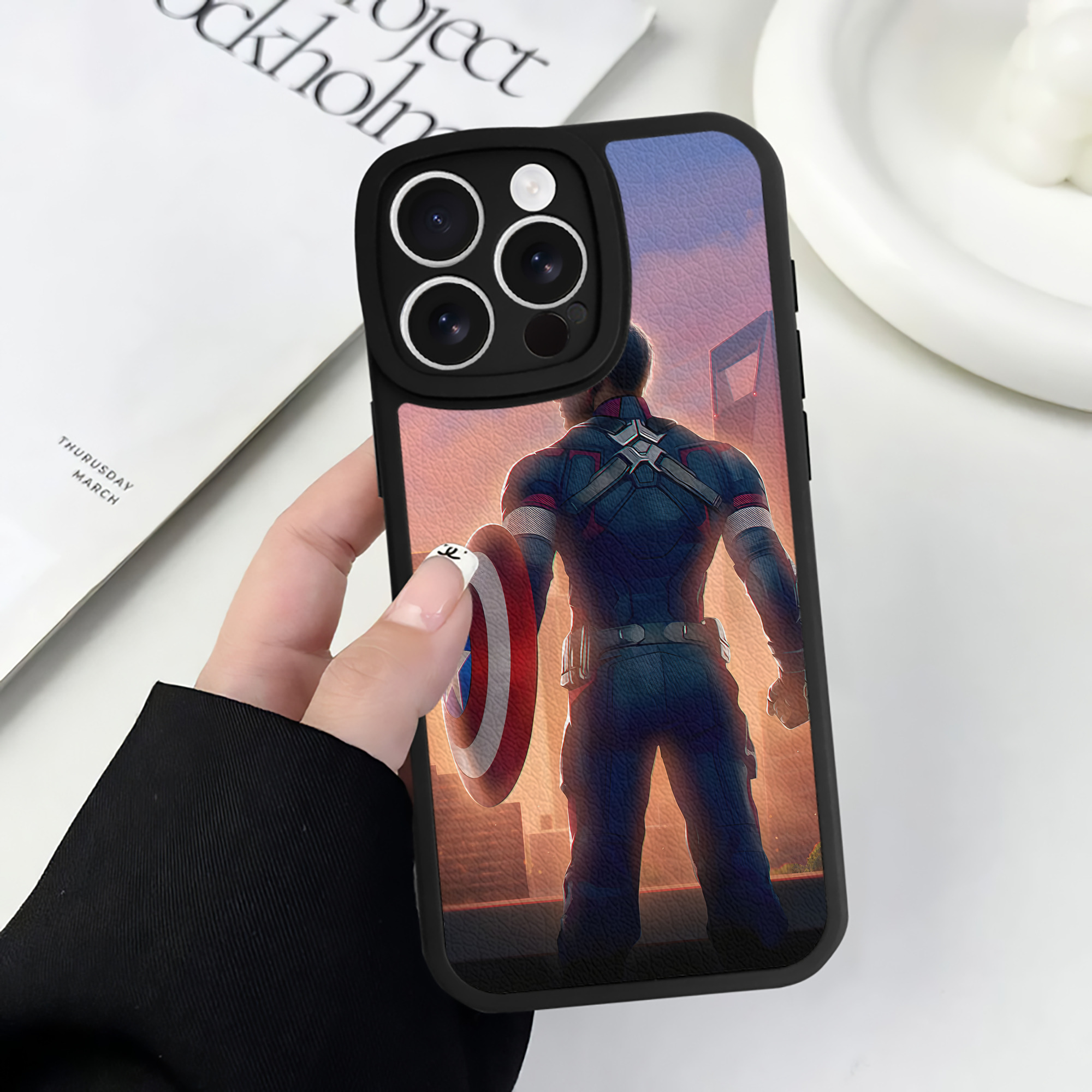 （画像用） アベンジャーズ The Avengers 【iPhone 16シリーズ対応】シリコンスマホケース（レザー調） 材質：シリコン
